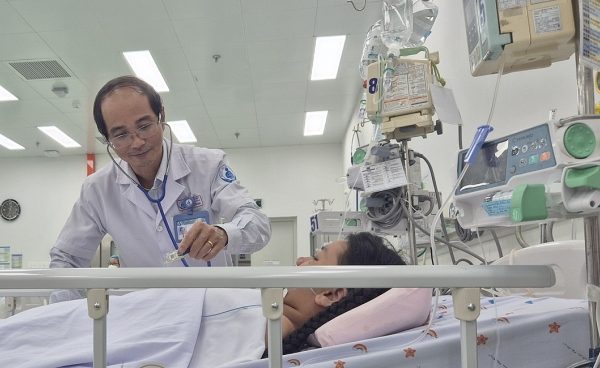 Bé gái sốt xuất huyết phải truyền 10 lít máu mới thoát cửa tử