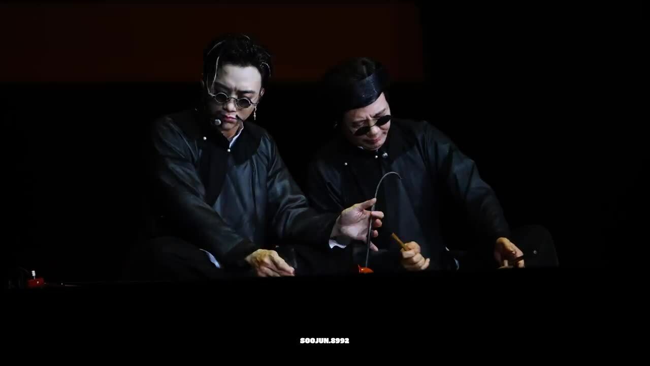 Soobin cùng bố biểu diễn