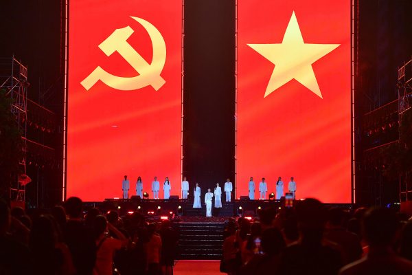 Soobin hát “Tiến quân ca”: Hàng nghìn người hòa giọng