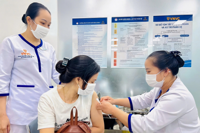 Nhiều người lớn, người cao tuổi chủ động tiêm vaccine sốt xuất huyết trước mùa dịch. Ảnh: Mộc Thảo