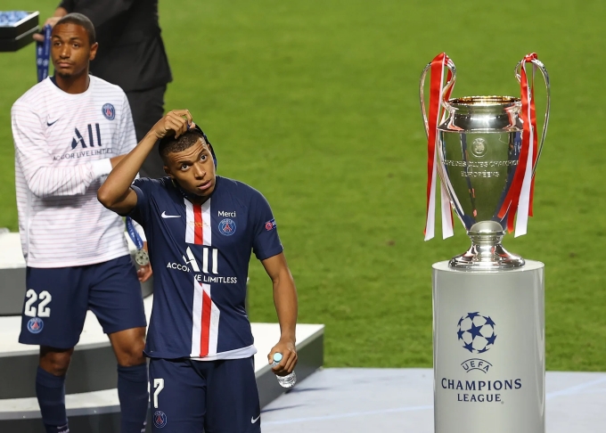 Mbappe bước qua chiếc Cup Champions League sau khi cùng PSG thua Bayern trong trận chung kết năm 2020. Ảnh: AFP