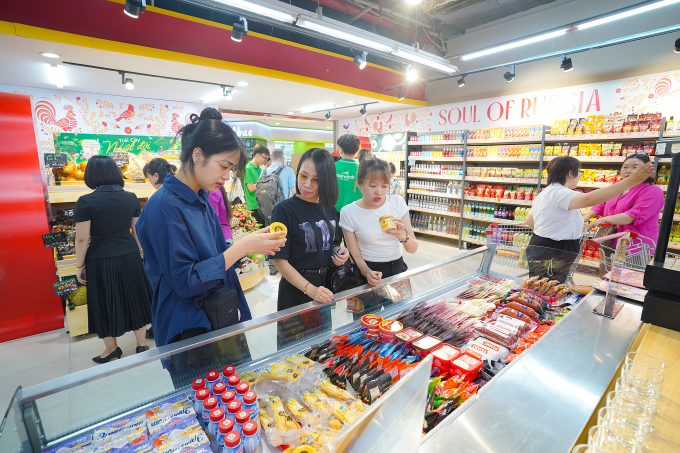 Khách hàng trải nghiệm các sản phẩm đặc trưng của nước Nga. Ảnh: WinCommerce
