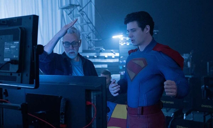 Đạo diễn James Gunn (trái) và David Corenswet trên phim trường Superman. Ảnh: DC Studios