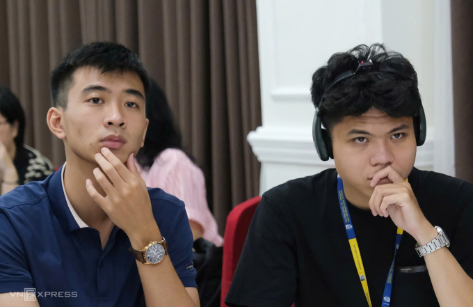 Các sinh viên trường Đại học Quốc tế, Đại học Quốc gia Hà Nội tìm hiểu về chương trình ITX. Ảnh: Hồng Chiêu