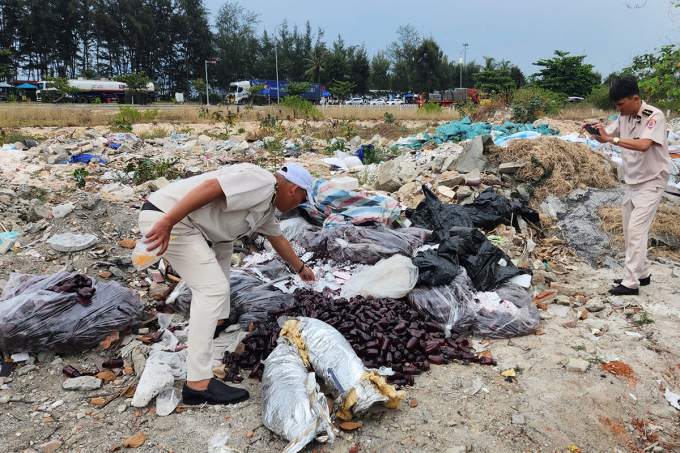 Lực lượng chức năng ghi nhận số thuốc vứt ra bãi rác tự phát. Ảnh: Ngọc Trường