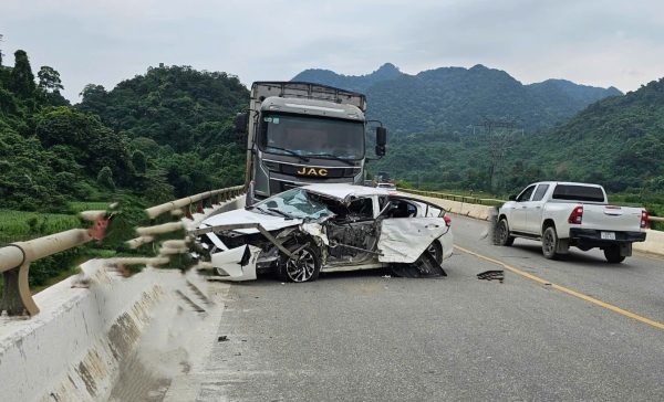 Xe tải mất lái lao xuống vực sâu 15m, gãy hộ lan