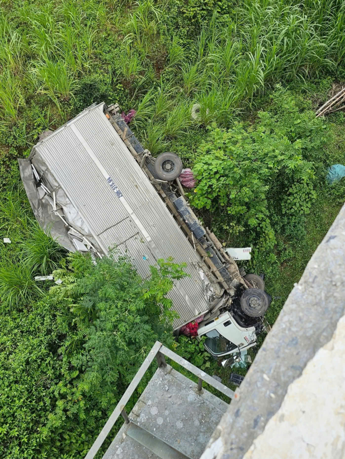 Xe tải bay xuống vực khiến hai người bị thương. Ảnh: Phúc Văn