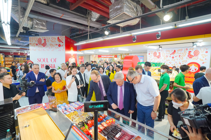 Các khách mời tham quan gian hàng. Ảnh: WinCommerce