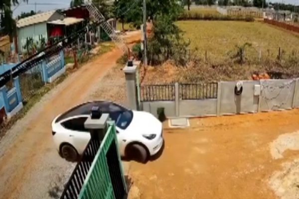 Vụ tài xế ôtô loay hoay “rời chuồng” khó tin