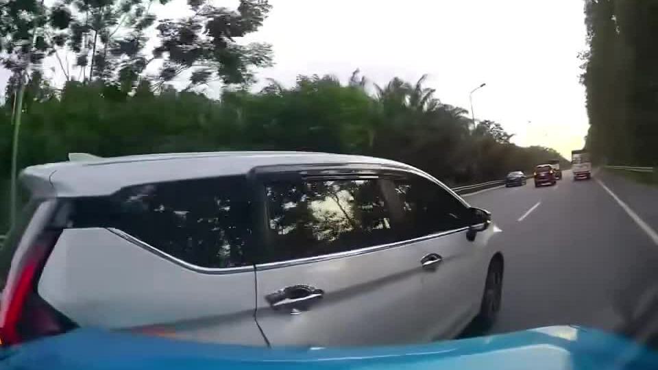 Tài xế tạt đầu tông vào xe khác khiến cả hai loạng choạng tay lái
