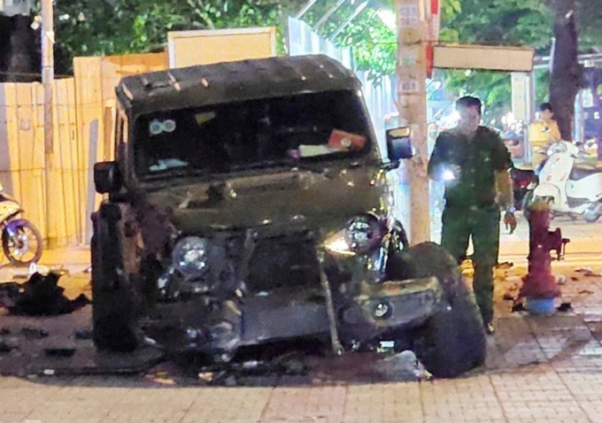 Xe Jeep gãy trục trước, một bánh văng ra xa, tối 15/6. Ảnh: Đình Văn