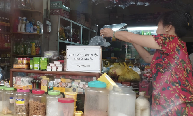 Một cửa hàng bán tạp hóa tại quận Ngô Quyền, Hải Phòng đề biển không nhận chuyển khoản. Ảnh:Thu Minh