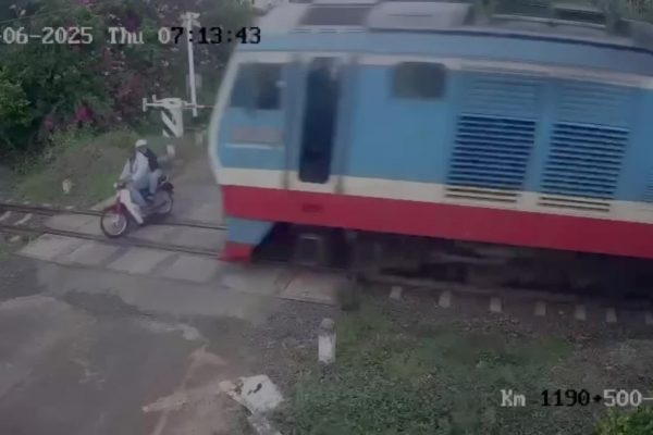 Tai nạn đường sắt: Tàu hỏa đâm xe máy, hai người tử vong