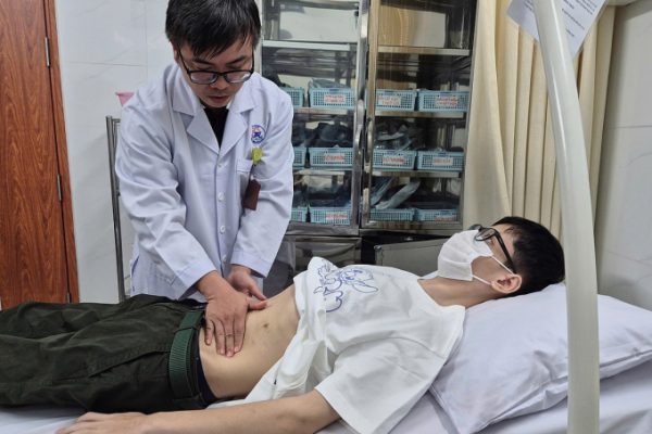 Nghiện game, ăn uống thất thường gây hỏng dạ dày