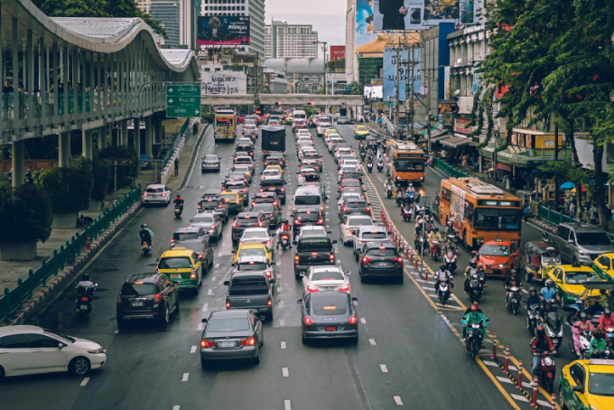 Dòng xe nối đuôi nhau di chuyển trên một con phố ở Bangkok, Thái Lan. Ảnh: Pexels