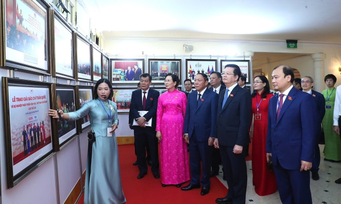 Phó thủ tướng Mai Văn Chính và đại biểu tham quan triển lãm ảnh chào mừng Đại hội Đảng bộ Bộ Văn hóa Thể thao và Du lịch. Ảnh: Giang Thanh