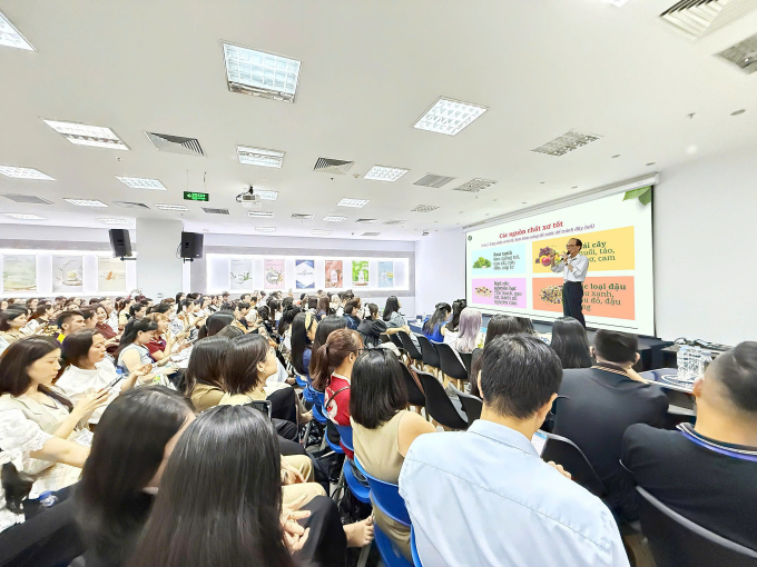 PGS.TS Phùng Hòa Bình – nguyên giảng viên trường Đại học Dược Hà Nội đào tạo về lô hội và sức khỏe hệ tiêu hóa. Ảnh: Unicity