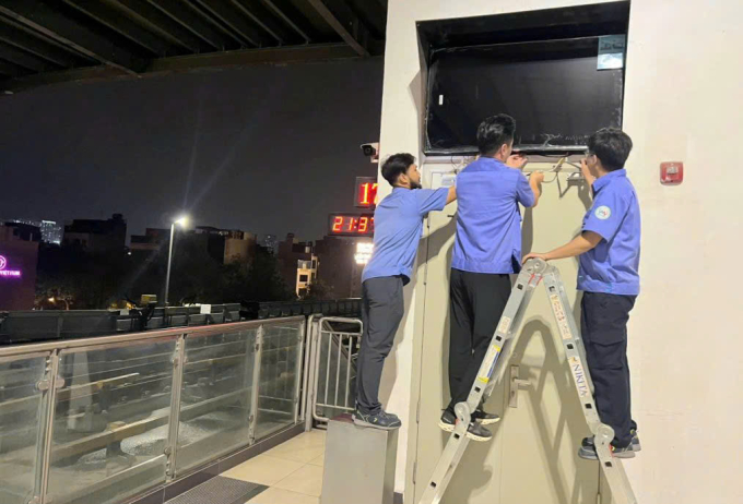 Sửa chữa thay thế màn hình giám sát camera (CCTV) tại các ga. Ảnh: Hanoi Metro