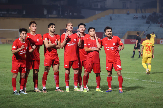 Tiền vệ Thể Công Nguyễn Đức Chiến (thứ hai từ trái sang) ăn mừng bàn thắng cùng đội trong trận hòa Hải Phòng 2-2 ở vòng 24 V-League 2024-2025, trên sân Hàng Đẫy, Hà Nội, ngày 23/5/2025. Ảnh: VPF