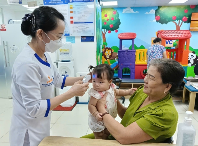 Trẻ được theo dõi sức khỏe sau 30 phút tiêm vaccine tại Trung tâm tiêm chủng VNVC. Ảnh: Hoàng Dương