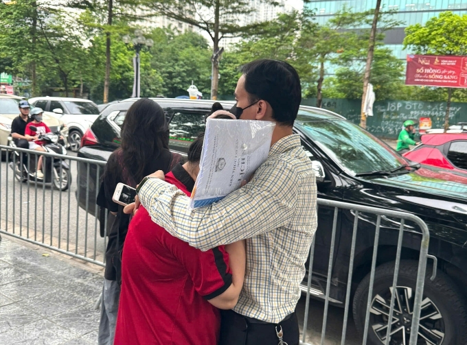 Thí sinh bật khóc sau giờ thi Tiếng Anh, được bố an ủi, tại điểm trường THCS Yên Hòa, Hà Nội, sáng 27/6. Ảnh: Doãn Hùng