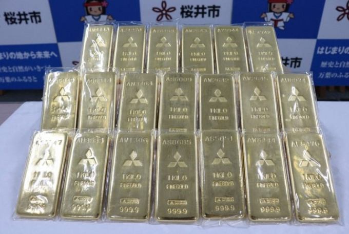 20 thỏi vàng được một cụ ông giấu tên tặng thành phố Sakurai, tỉnh Nara, miền Trung Nhật Bản cải thiện cơ sở vật chất khi xảy ra thiên tai. Ảnh: NHK