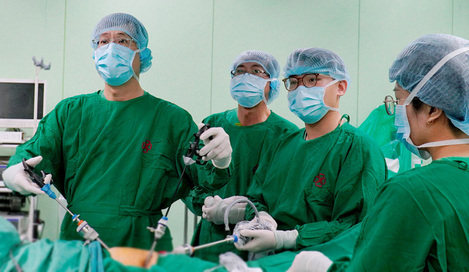 Bác sĩ nội soi mật tụy ngược dòng để tái thông đường mật cho bệnh nhân. Ảnh: Bệnh viện cung cấp