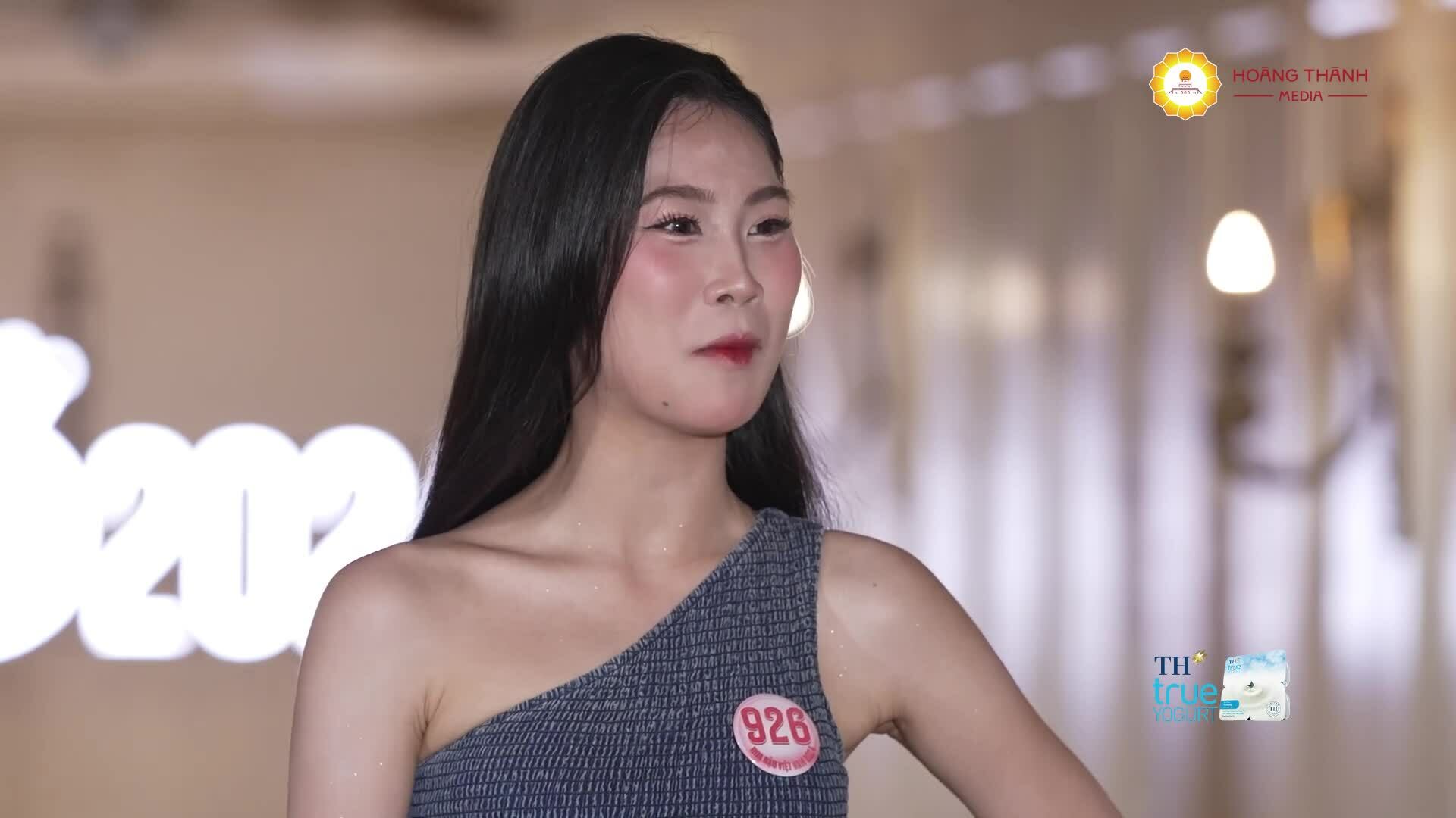 Thu Hằng catwalk ở Hoa hậu Việt Nam