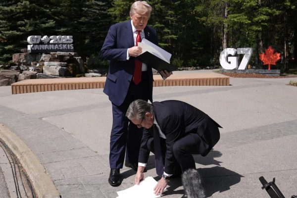 Thủ tướng Anh giải thích hành động nhặt giấy tờ của Trump