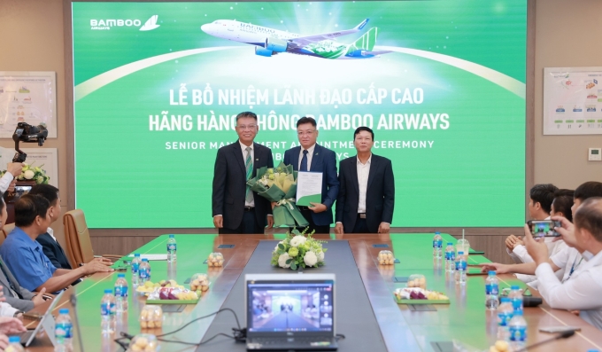 Ông Trương Phương Thành (giữa) nhận quyết định bổ nhiệm vị trí chiều 17/6. Ảnh: Bamboo Airways