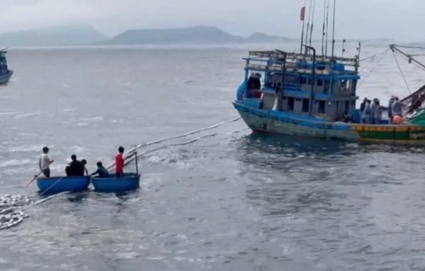 11 người được cứu khi tàu chìm gần đảo Lý Sơn