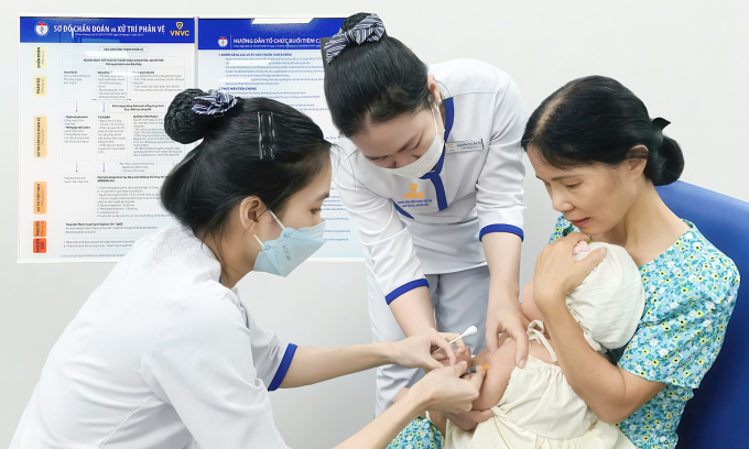 Phụ huynh đưa trẻ đi tiêm ngừa thủy đậu tại Trung tâm tiêm chủng VNVC. Ảnh: Chí Anh