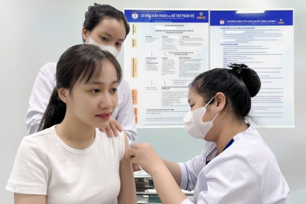 Vợ chồng trẻ: Tiêm vaccine trả góp dễ dàng