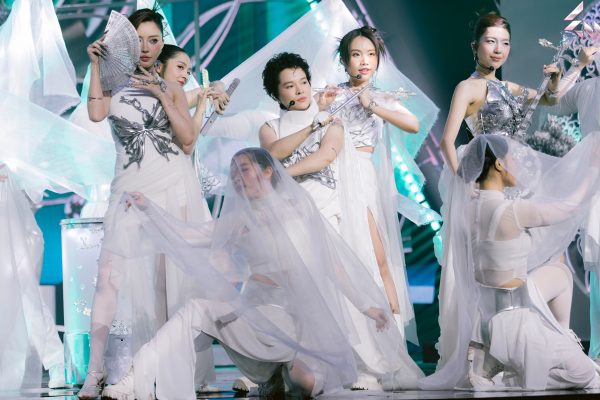 ‘Em Xinh Say Hi’: Bích Phương, Phương Mỹ Chi Dẫn Đầu