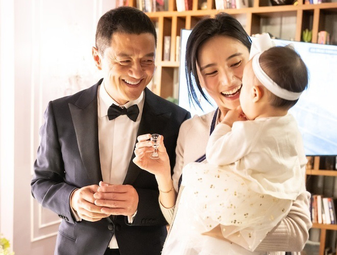 Vợ chồng Á Bằng và con gái. Ảnh: Sohu