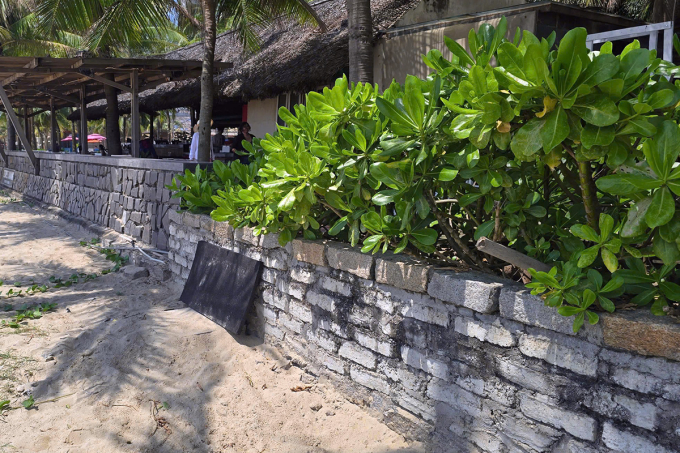 Miệng cống xả thải được lấp cát, che chắn sau khi người dân phản ánh thông tin. Ảnh: Thành Định