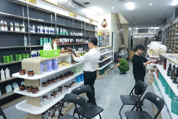 Cảnh sát thu giữ 2,5 tấn mỹ phẩm lậu: Nguồn gốc đáng ngờ