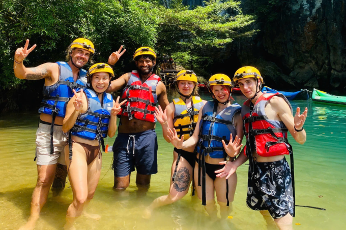 Du khách được trang bị đầy đủ các thiết bị bảo hộ khi tham gia tour. Ảnh: Sovaba Travel