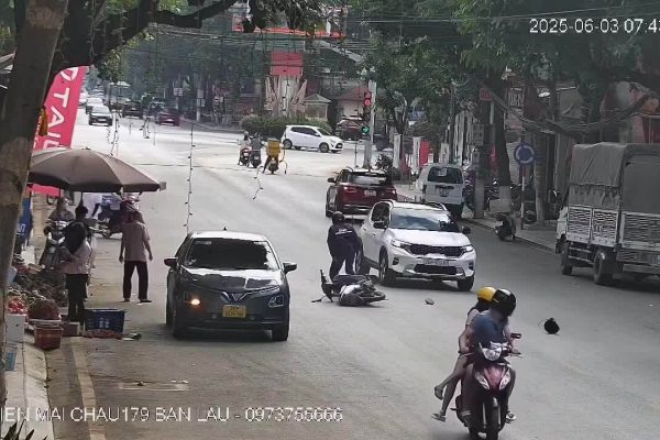Xe máy đâm ôtô vì tránh người đi bộ: Tin tức giao thông
