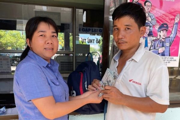 Nhà ga trả lại 2.200 USD cho hành khách bỏ quên