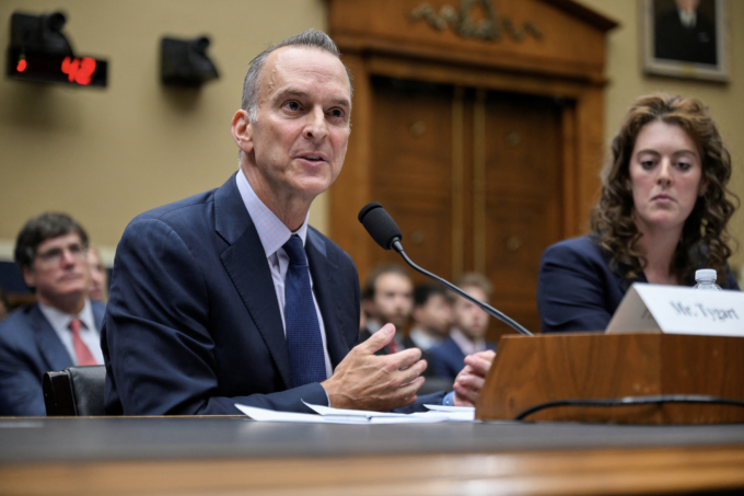 CEO Cơ quan phòng chống doping Mỹ Travis Tygart (trái) cùng kình ngư Mỹ Allison Schmitt trước phiên điều trần của Hạ viện Mỹ về các biện pháp chống doping trước Olympic Paris 2024, tại Đồi Capitol ở Washington, Mỹ, 25/6/2024. Ảnh: Reuters