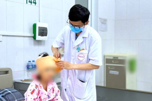 Cẩn trọng khi trẻ chơi với chó mèo: Lời khuyên từ chuyên gia