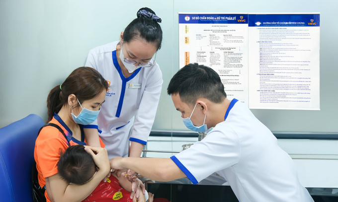 Trẻ nhỏ tiêm vaccine tại VNVC. Ảnh: Mộc Miên
