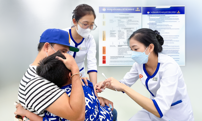 Trẻ tiêm vaccine sốt xuất huyết tại VNVC Cantavil, TP Thủ Đức, TP HCM. Ảnh: Diệu Thuần