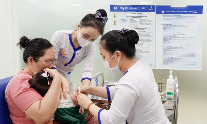 Trẻ nhỏ tiêm vaccine cúm tại VNVC. Ảnh: Mộc Thảo