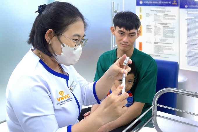 Trẻ và người lớn tiêm vaccine dại khi chưa bị cắn, cào tại VNVC. Ảnh: Mộc Thảo