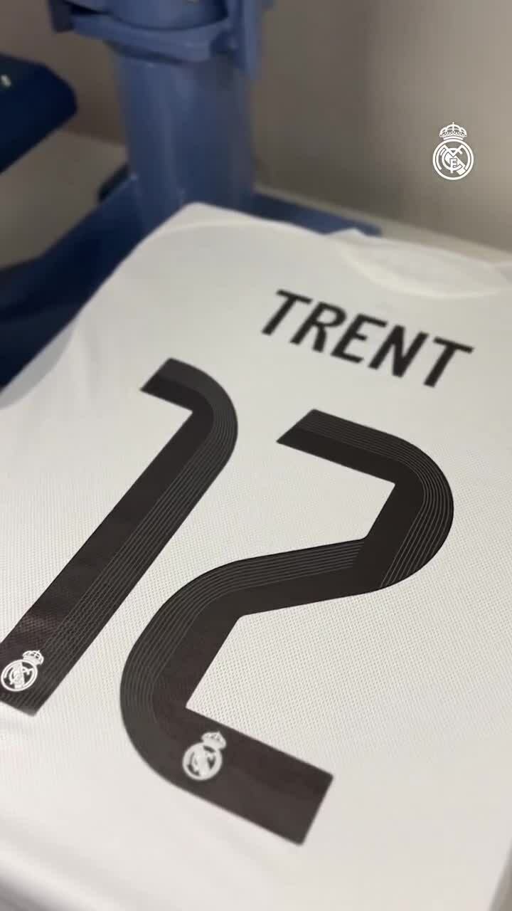 Trent Alexander-Arnold ra mắt Real