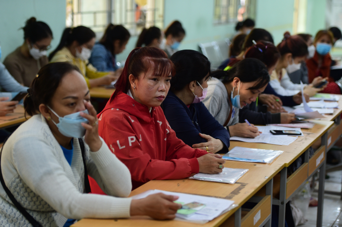 Người lao động làm thủ tục nhận trợ cấp thất nghiệp tại Trung tâm dịch vụ việc làm TP HCM. Ảnh: Thanh Tùng