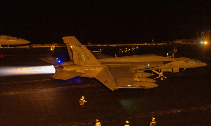 Tiêm kích F/A-18E chuẩn bị cất cánh từ tàu sân bay USS Harry S. Truman trên Biển Đỏ hồi tháng 3. Ảnh: CENTCOM
