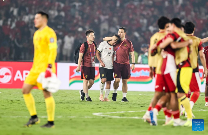 Hậu vệ Trung Quốc Hu Hetao (áo trắng) khóc vì khi hết cơ hội dự World Cup 2026, sau trận thua Indonesia 0-1 ở sân Gelora Bung Karno, Indonesia, ngày 5/6/2025. Ảnh: Xinhua